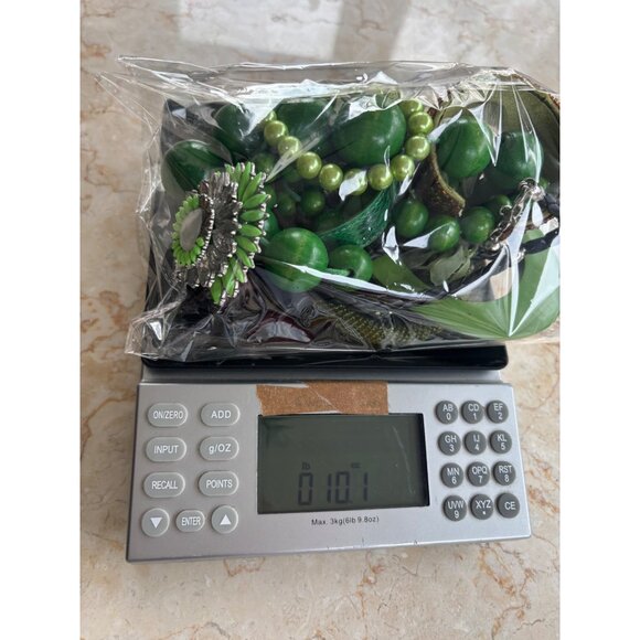 Mixed Green Jewelry Lot: Beaded Necklaces Bracelets Bangles & Accessories - Picture 3 of 9